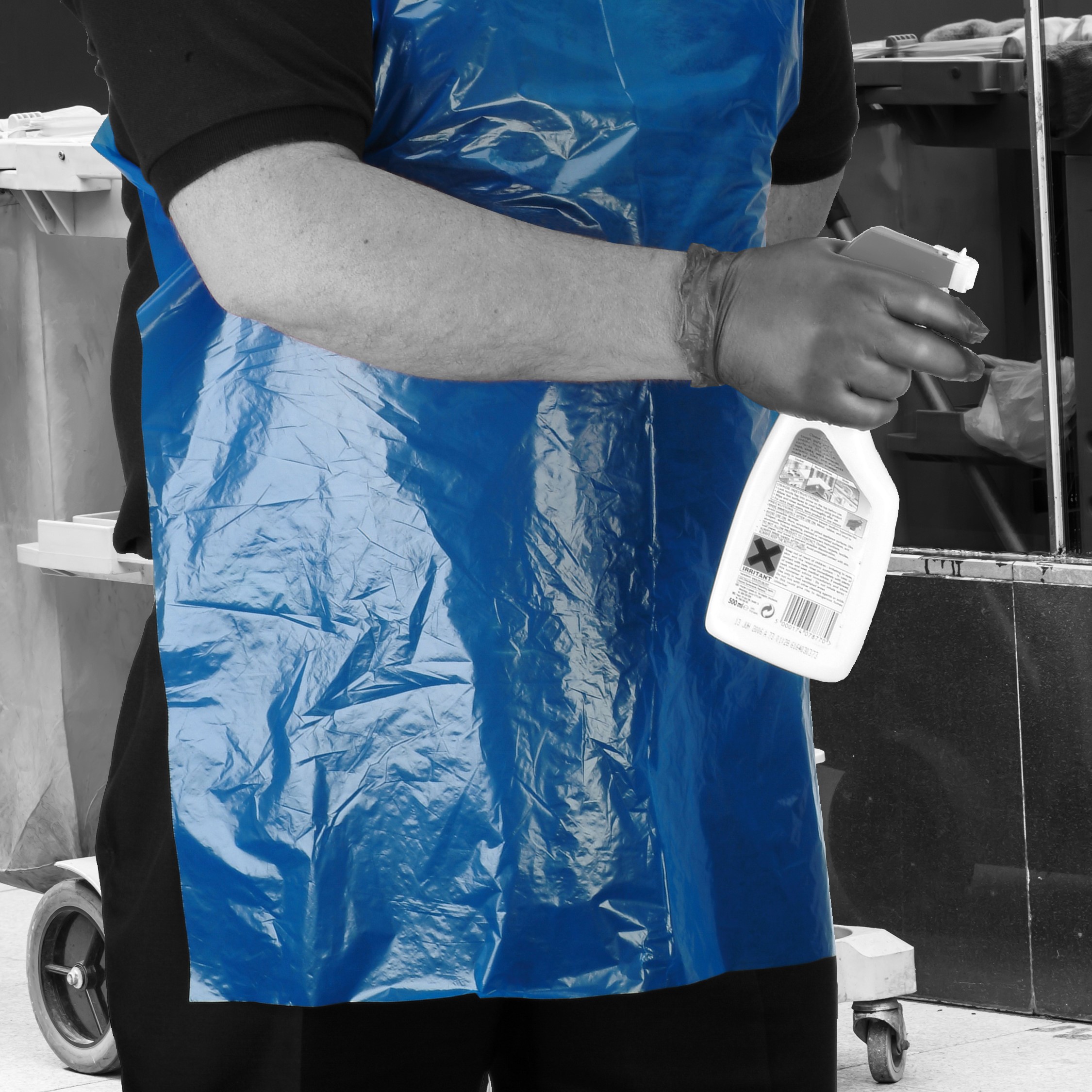 A2B_Apron_Blue_Action_Janitoriai_Portrait_1-1492